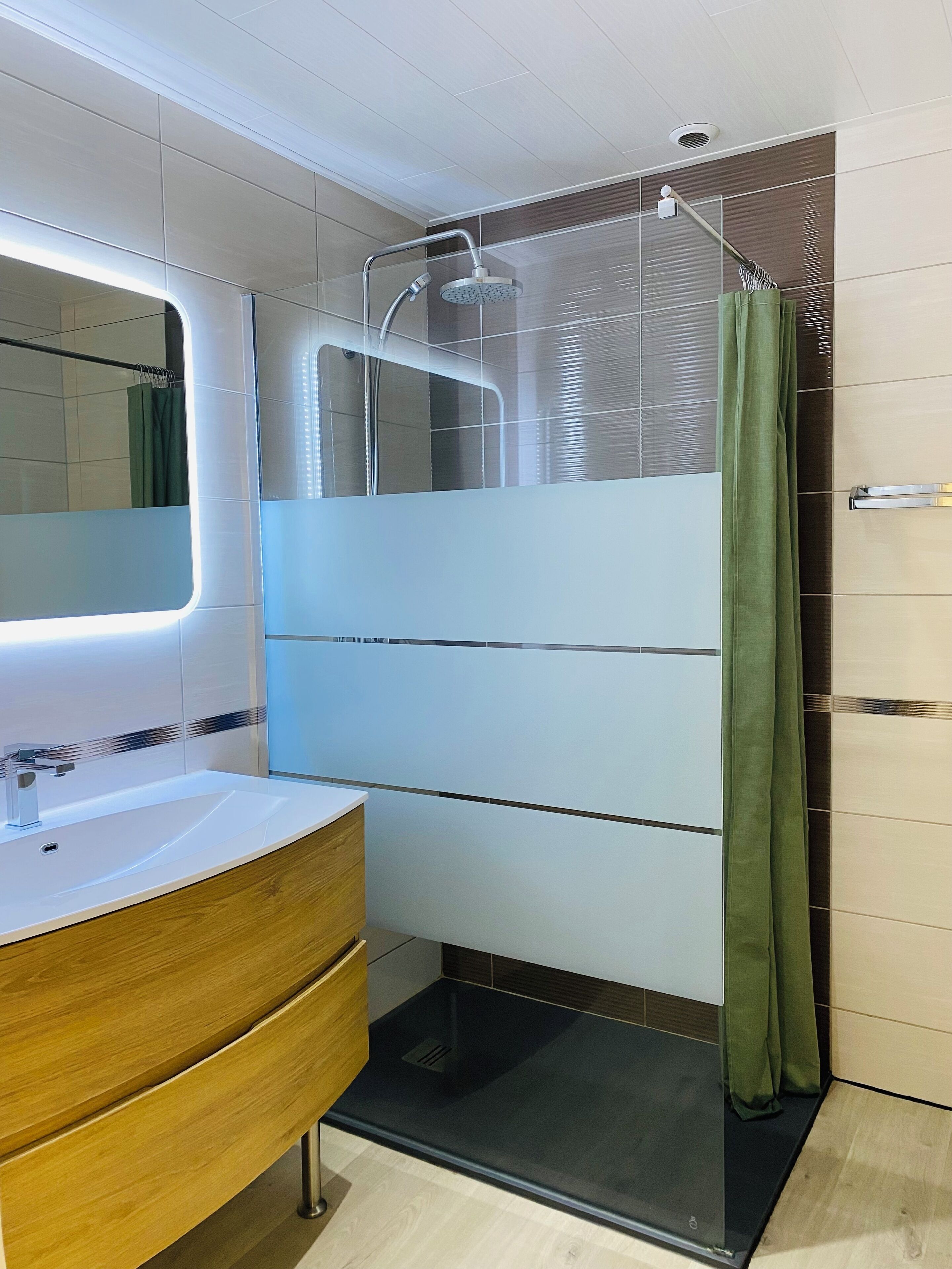 Douche, serviettes fournies