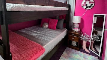 3 slaapkamers, een strijkplank/strijkijzer, wifi, beddengoed