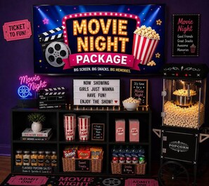 Filmavondpakket met een groot scherm, popcorn en diverse lekkernijen.