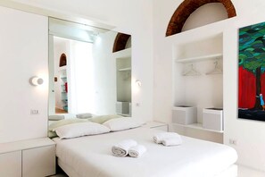 Unclassified image, 5 of 32, button - In the heart of the brilliant "Isola" neighborhood. In the shadow of the Vertical Forest. (Milano)