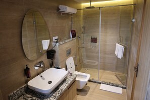 Een douche, gratis toiletartikelen, handdoeken, zeep