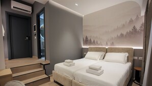Ein modernes Schlafzimmer mit einem Bett, einer Wand-Klimaanlage, einer Treppe und einem Wandgemälde von einem Wald.