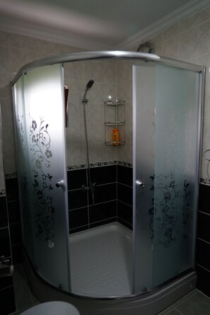 Family Suite, Lake View | Bathroom - GUMUL PANSİYON (Trabzon)