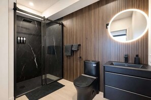 Shower, hair dryer, towels, shampoo - Studio #7 - Steve Jobs | A/C • 5 min downtown (Québec City)