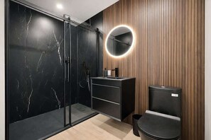 Shower, hair dryer, towels, shampoo - Studio #6 - The Hendrix | A/C • 5 min downtown (Québec City)