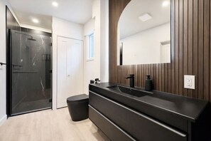 Shower, hair dryer, towels, shampoo - Studio #5 - The Monroe | A/C • 5 min downtown (Québec City)