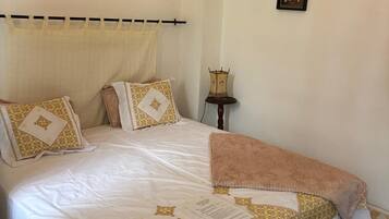 Quarto casal clássico | Cofres nos quartos, cortinas blackout, Wi-Fi de cortesia