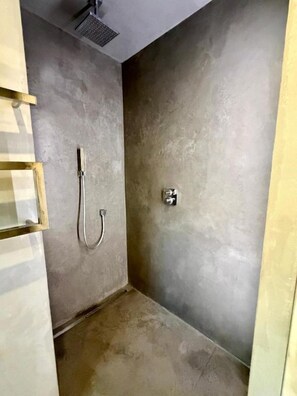 Doccia, asciugacapelli, asciugamani, sapone