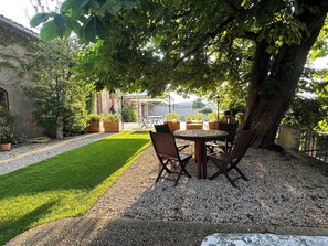 Outdoor dining - The gîte Colombine is a renovated dovecote with high-end amenities. (Reillanne)