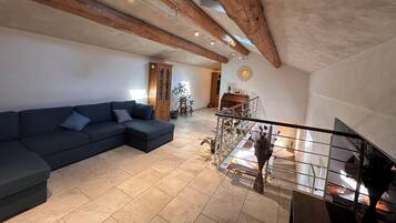 Smart TV, pebolim, mesa de pingue-pongue, livros