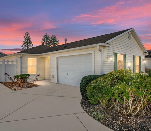 Courtyard Villa in The Villages FL. Golf Cart, Dog Friendly, Fully Fenced Yard.