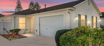 The Villages FL. Courtyard, Villa House, Golf Cart, Dogs Welcome, Fenced Yard.