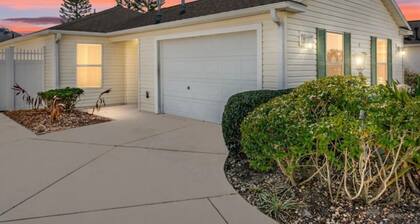 Courtyard Villa in The Villages FL. Golf Cart, Dog Friendly, Fully Fenced Yard.