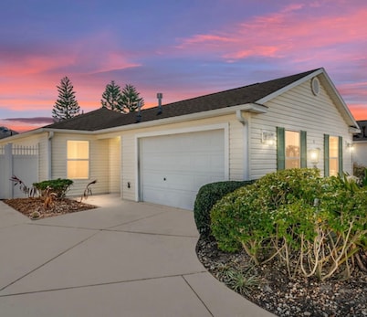 The Villages FL. Courtyard, Villa House, Golf Cart, Dogs Welcome, Fenced Yard.