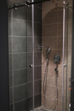 Shower, towels, soap, toilet paper - Vila Plamenac (Divčibare)