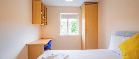 4 bedrooms, iron/ironing board, WiFi, bed sheets