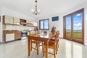 Dining - Apartment Il Mare – Quiet Central Stay with Sea View in Sant'Antìoco (Sant'Antioco)