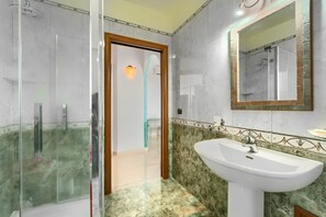 Shower, hair dryer, towels - Apartment Il Mare – Quiet Central Stay with Sea View in Sant'Antìoco (Sant'Antioco)