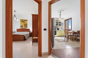 2 slaapkamers, een strijkplank/strijkijzer, wifi, beddengoed