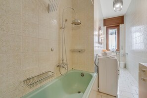 Family Apartment, Multiple Bedrooms (Giardini) | Bathroom - Giardini (Borghetto Santo Spirito)