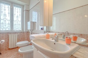 Shower, bidet, towels, soap - SV - Moroni (Savona)