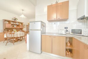 Fridge, microwave, stovetop, coffee/tea maker - SV - Moroni (Savona)
