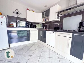 Frigorifero, microonde, forno, piano cottura