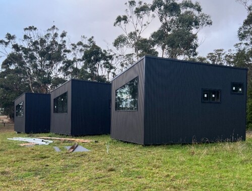 Luxury ‘pod’ in rural Gippsland location in walking distance to iconic pub!