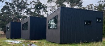 Luxury ‘pod’ in rural Gippsland location in walking distance to iconic pub!