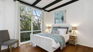 3 bedrooms, travel cot, WiFi, bed sheets