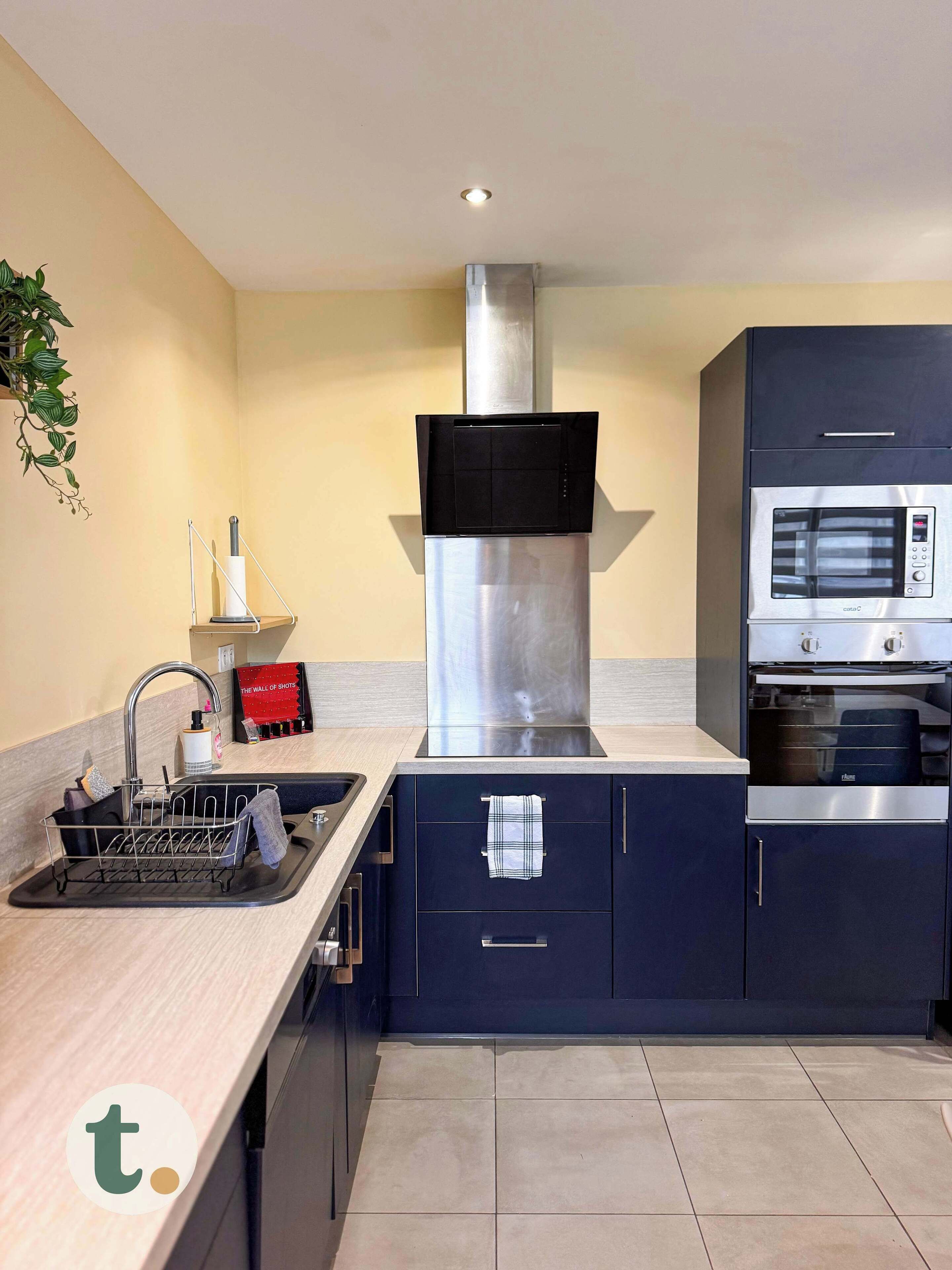 Fridge, microwave, oven, coffee/tea maker