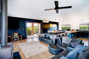 TV, fireplace - Seabreeze Spa Haus Retreat (Tootgarook)