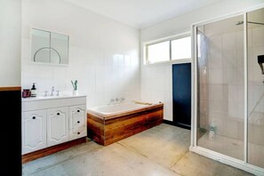 Bathroom - Seabreeze Spa Haus Retreat (Tootgarook)