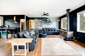 TV, fireplace - Seabreeze Spa Haus Retreat (Tootgarook)