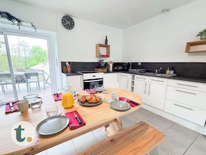 Fridge, microwave, oven, coffee/tea maker - Tranquiloue - Maison Familiale - 15min Puy du Fou (Les Herbiers)