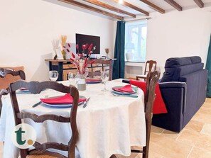 Dining - Tranquiloue - Maison Paisible à 7min du Puy du Fou (Les Epesses)