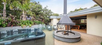 Yera Coastal Homestead with Tennis Court & Spa