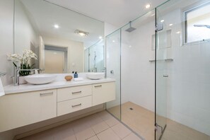 Bathroom - Yera Coastal Homestead with Tennis Court & Spa (Rye)