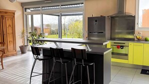 Wasserkocher mit Kaffee-/Teezubehör, Kühlschrank, Mikrowelle, Ofen