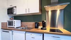 Coffee/tea maker, fridge, microwave, oven - Tranquiloue - Appart tendance 18min du Puy du Fou (Les Herbiers)