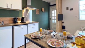 Coffee/tea maker, fridge, microwave, oven - Tranquiloue - Appart tendance 18min du Puy du Fou (Les Herbiers)