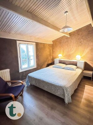 5 bedrooms, travel cot, WiFi