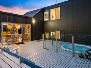 Outdoor dining - Nalu Retreat  Spacious Coastal Beach House (Saint Andrews Beach)