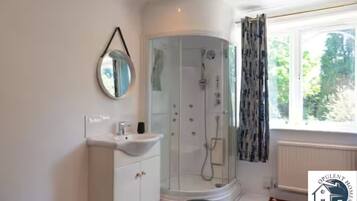 Serviettes fournies, papier toilette