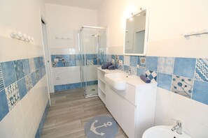 Douche, sèche-cheveux, bidet, serviettes fournies