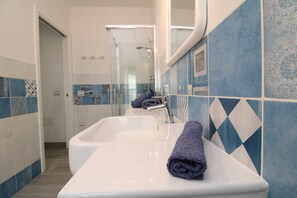 Shower, hair dryer, bidet, towels - Beachfront Apartment (La Caletta)