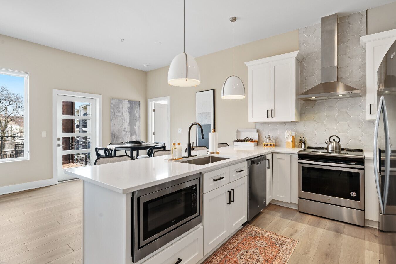 Réfrigérateur, four à micro-ondes, un four, surface de cuisson