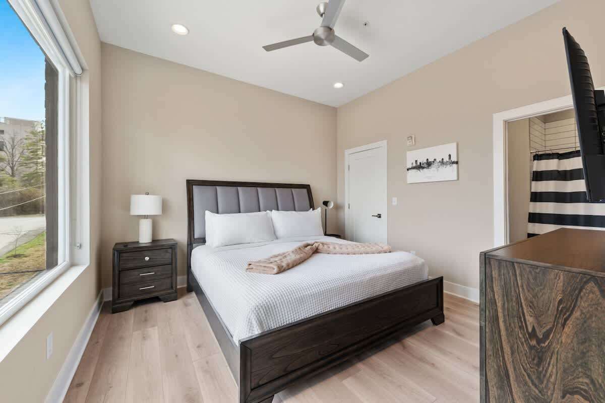 2 bedrooms, desk, iron/ironing board, travel crib