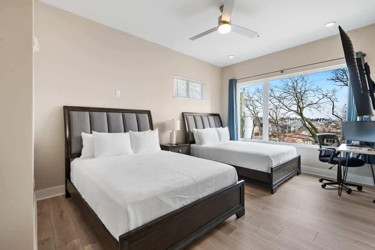 2 Schlafzimmer, Schreibtisch, Bügeleisen/Bügelbrett, Reisekinderbett