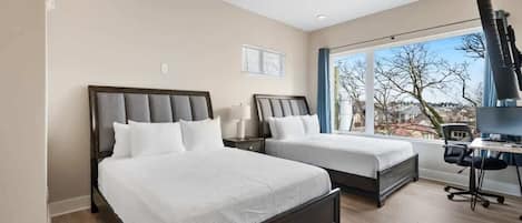 2 Schlafzimmer, Schreibtisch, Bügeleisen/Bügelbrett, Reisekinderbett